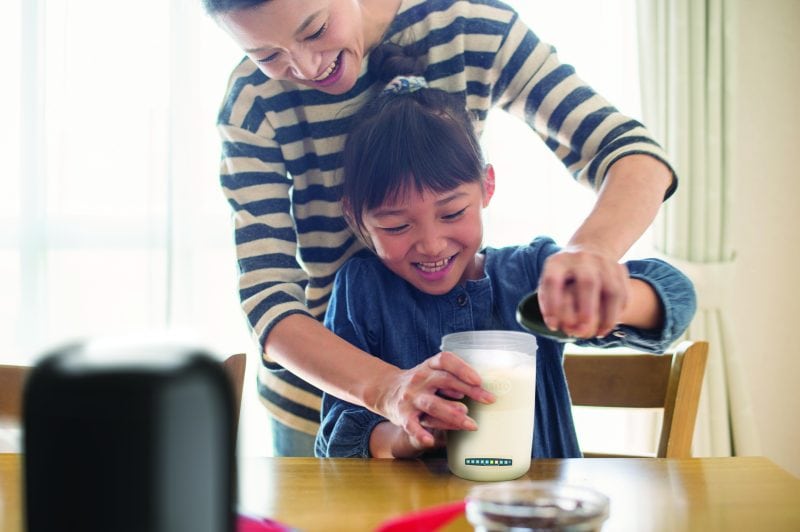 Mutter und Tochter bereiten gemeinsam Easiyo-Joghurt zu