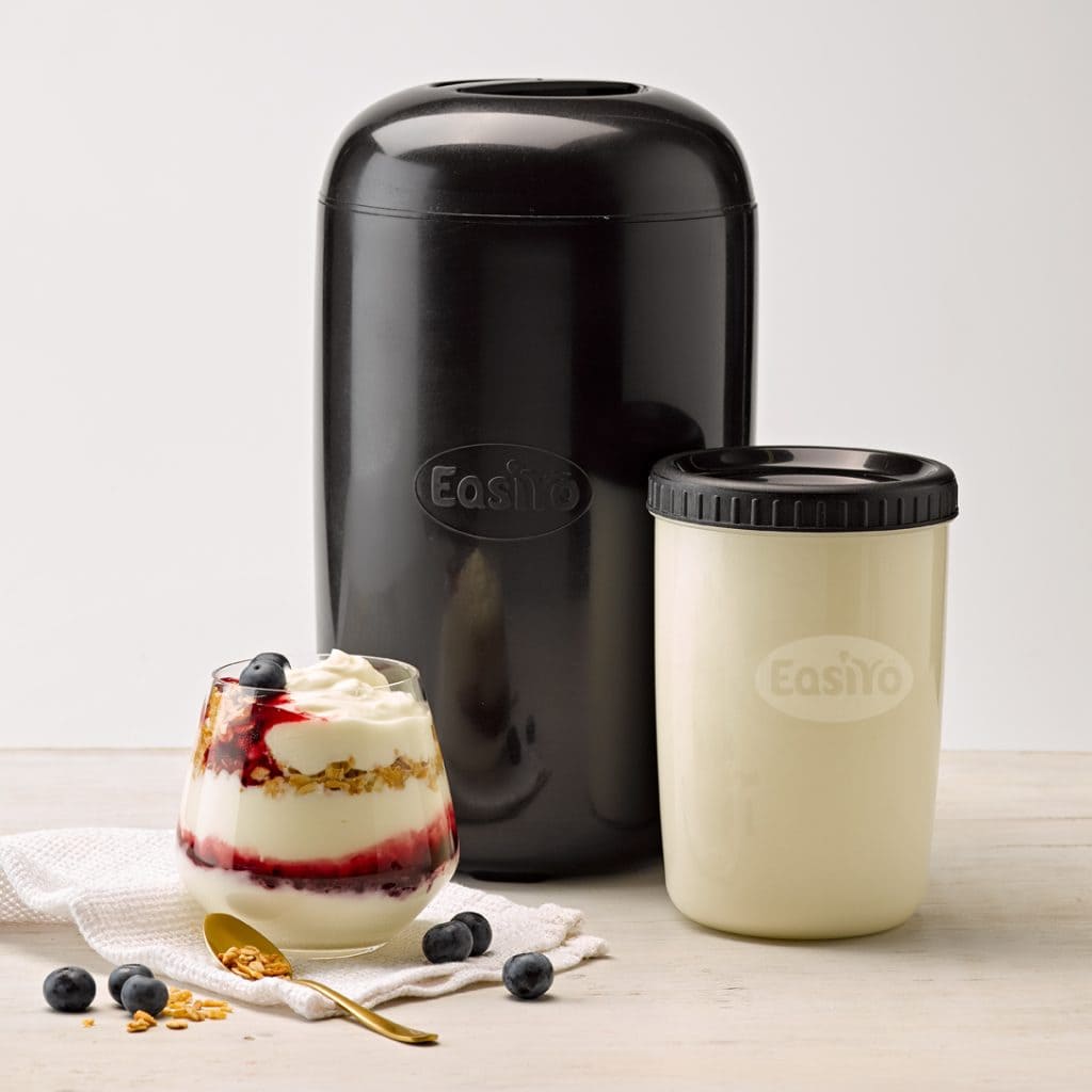 Easiyo-Joghurt im Glas mit schwarzem Joghurtbereiter