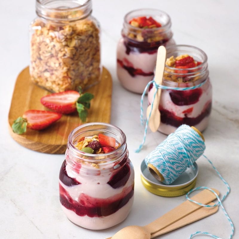 Easiyo-Joghurt in vier Gläsern mit Früchten und Müsli