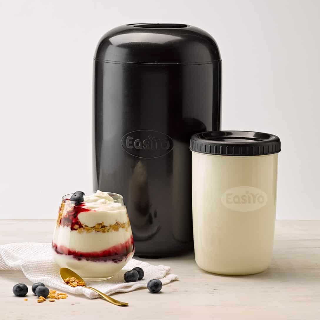 Frischer Joghurt auf dem Tisch