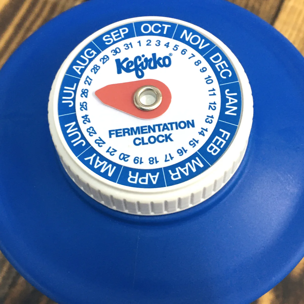 Fermentationsuhr auf dem Deckel der KefirKo Vorratsflasche