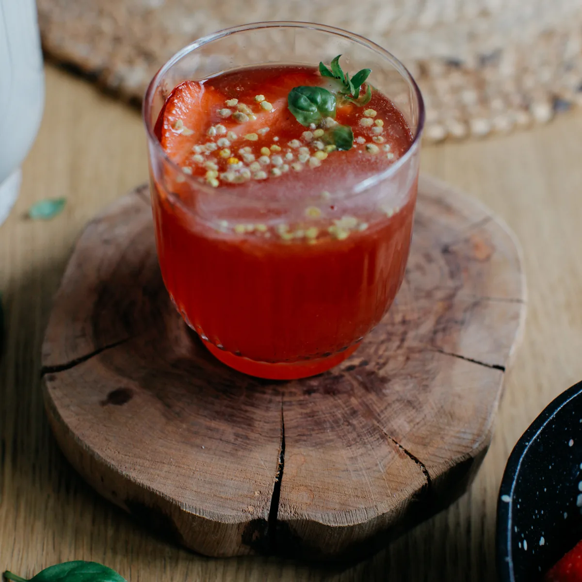 Glas Kombucha mit Früchten
