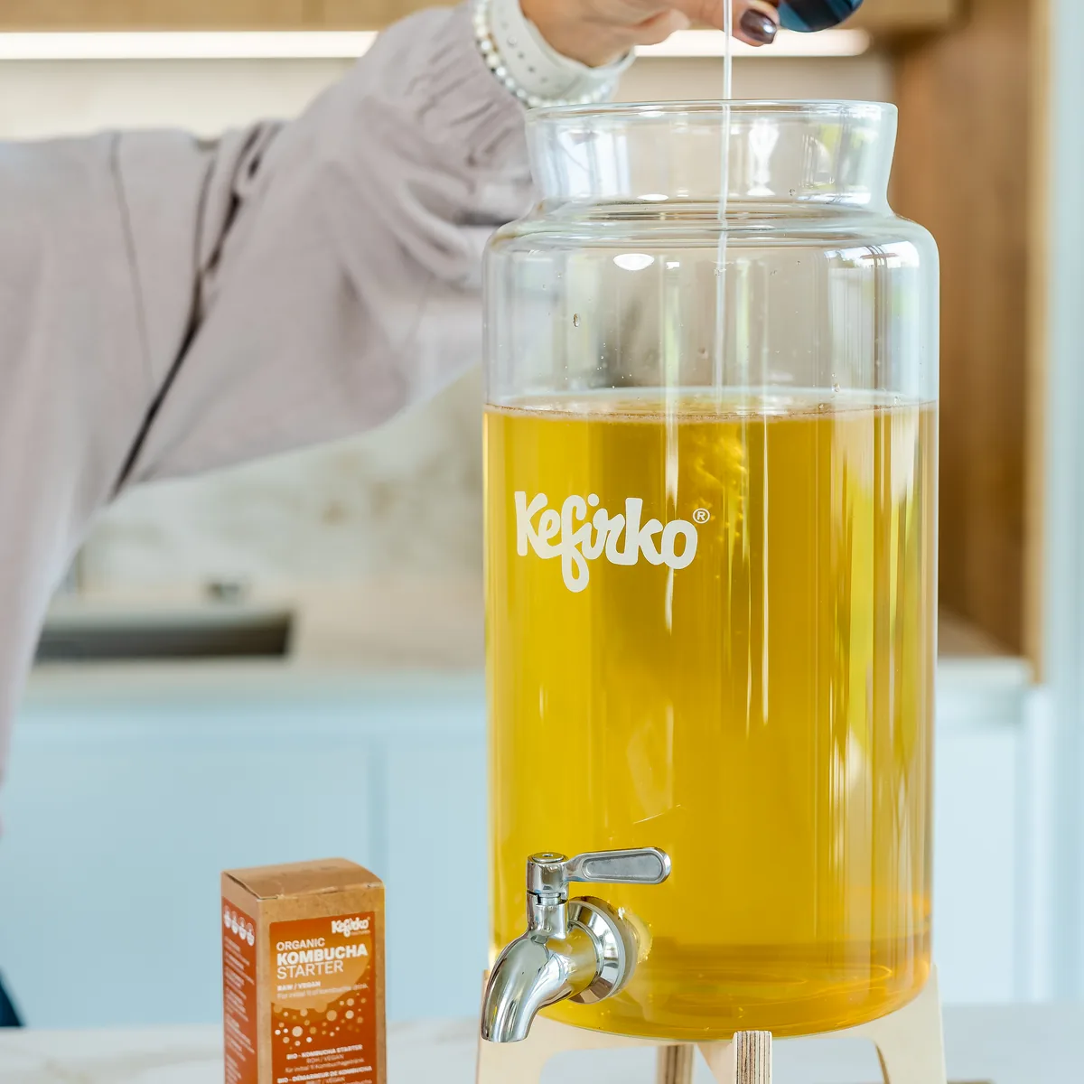 Kombucha aus dem KefirKo Kombucha Fermenter zapfen