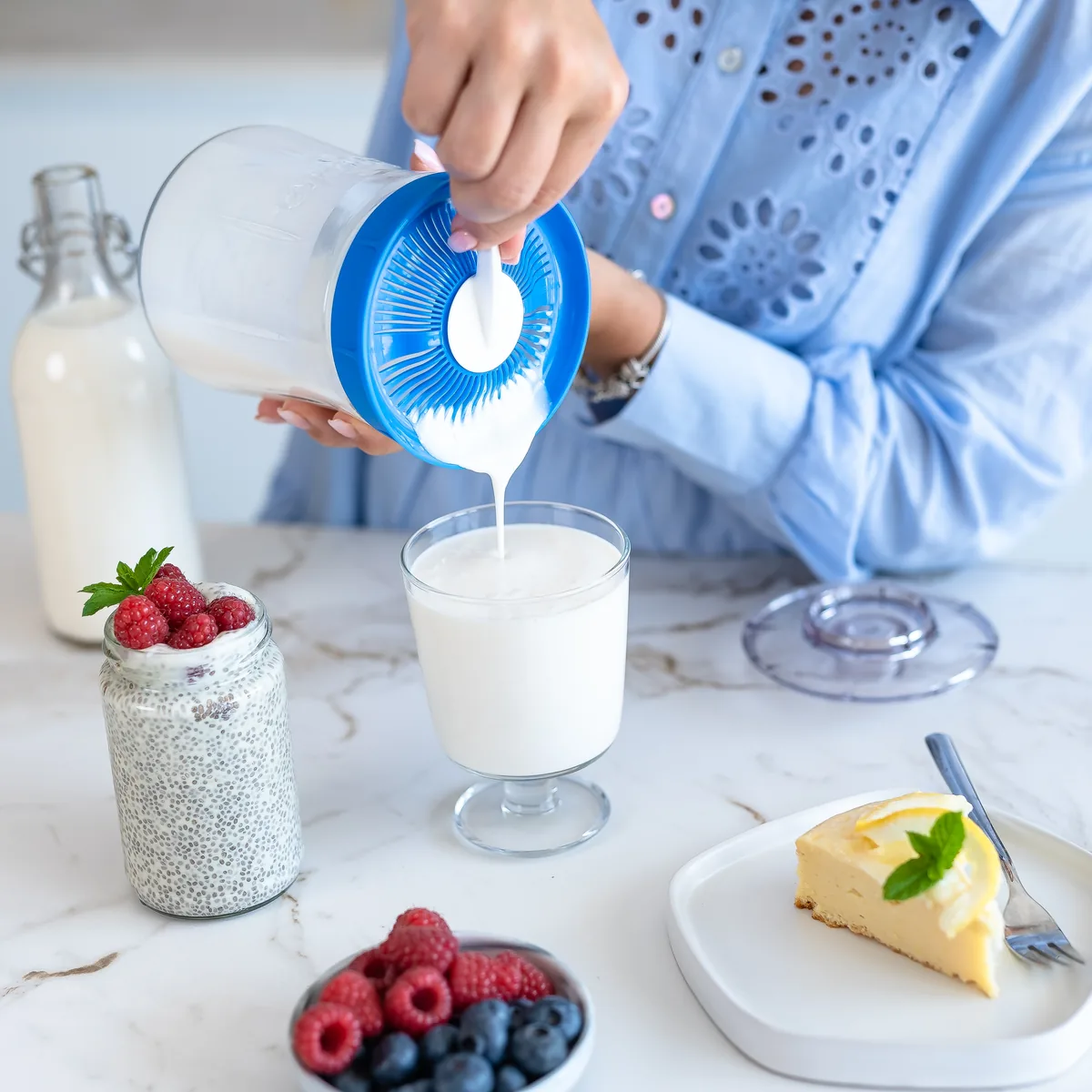 Milchkefir mit dem KefirKo Kefirbereiter abseihen und servieren