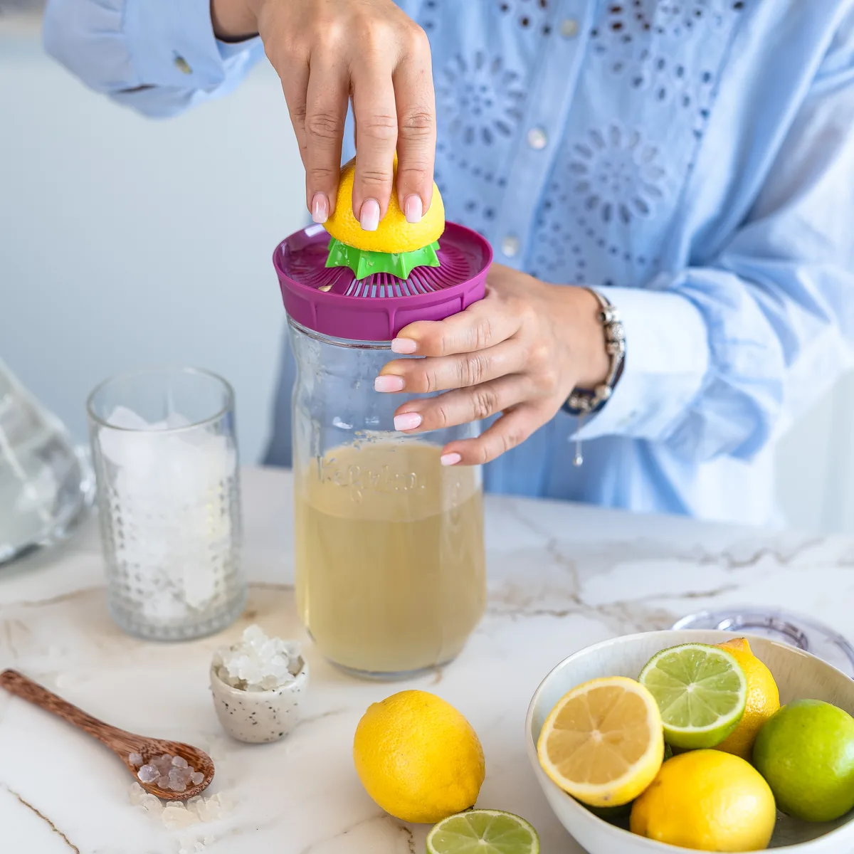 Frischen Zitronensaft mit der KefirKo Presse direkt in den Wasserkefir pressen
