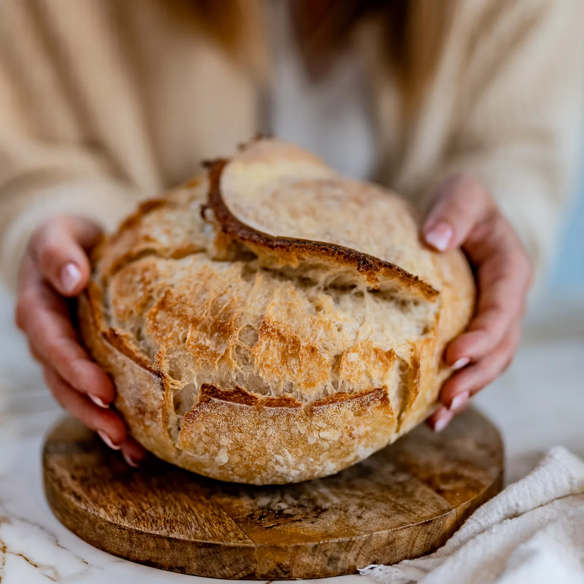 Frisch gebackenes Sauerteigbrot